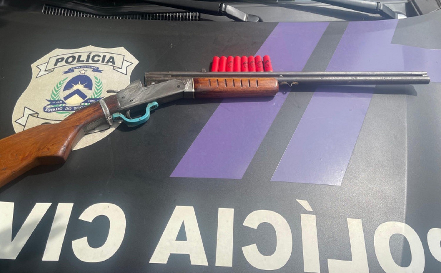 Mulher procura delegacia por ameaças do companheiro que é preso com arma de fogo