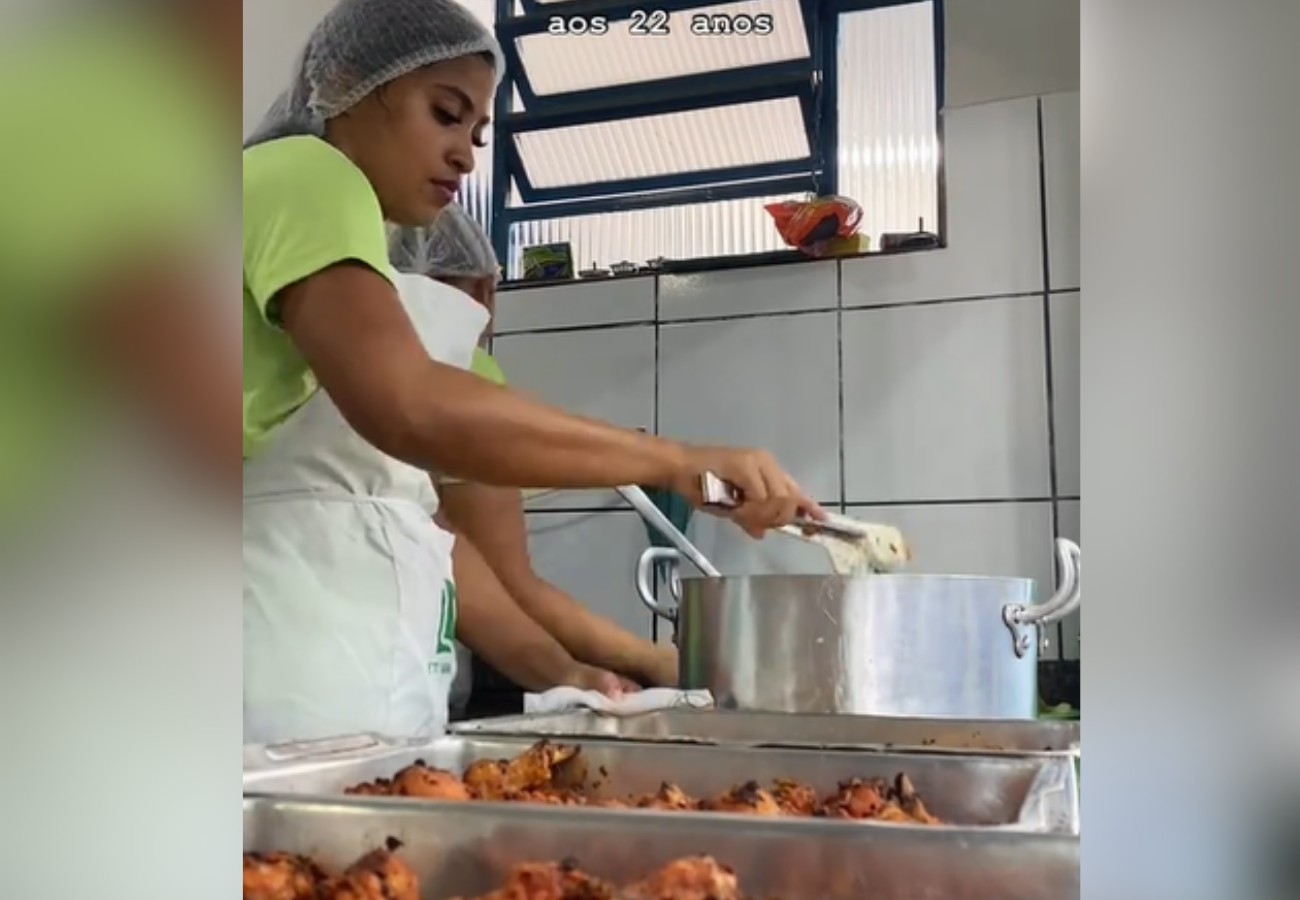 ‘Tia da Merenda’ de 22 anos viraliza nas redes sociais ao mostrar rotina em escola no interior do Tocantins