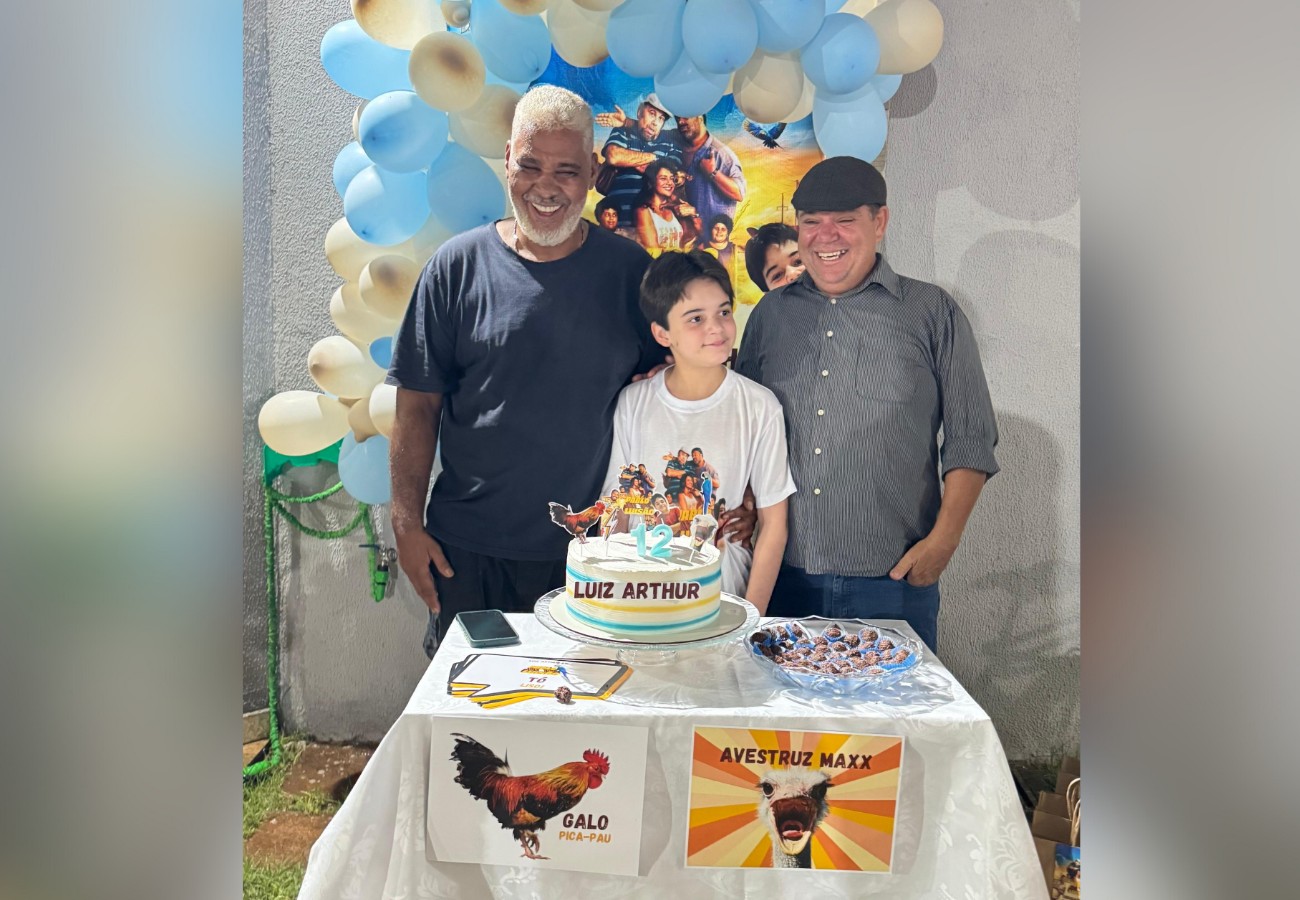 Pablo e Luisão aparecem de surpresa em festa de aniversário com tema da série, e internet reage: ‘Novo negócio da dupla’