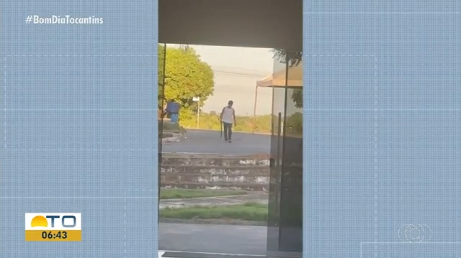 Vídeo mostra suspeito de atacar idosa chegando em igreja com foice