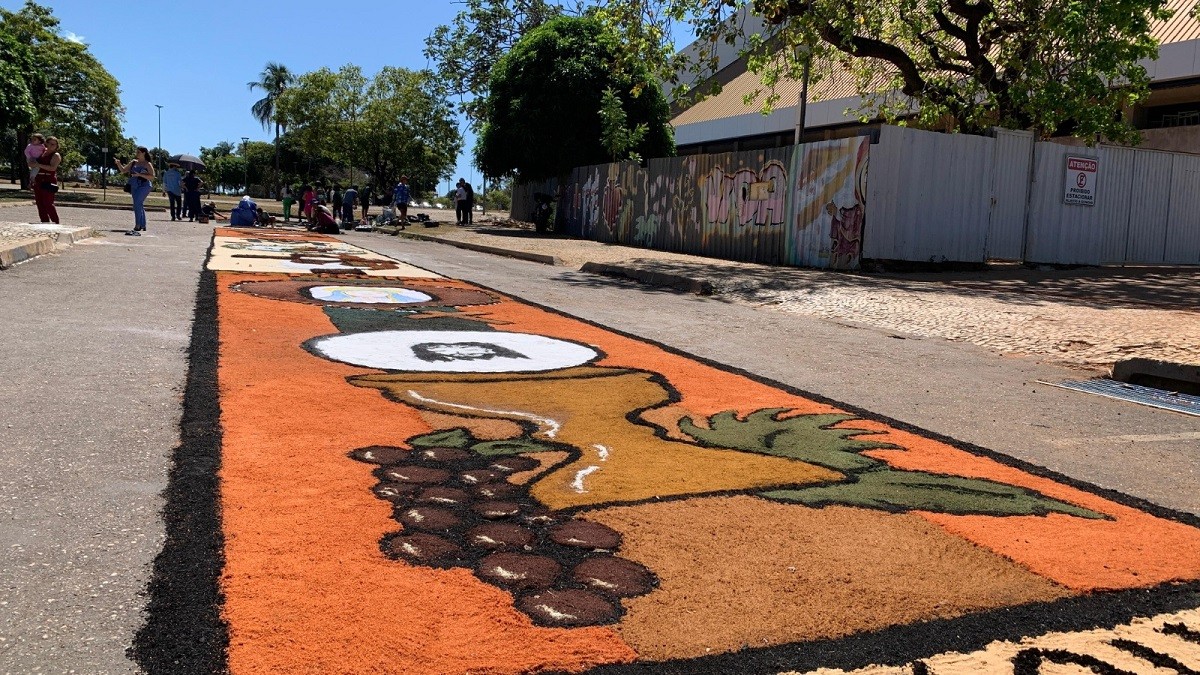 Corpus Christi: fiéis de Palmas reforçam devoção na confecção do tradicional tapete com símbolos católicos