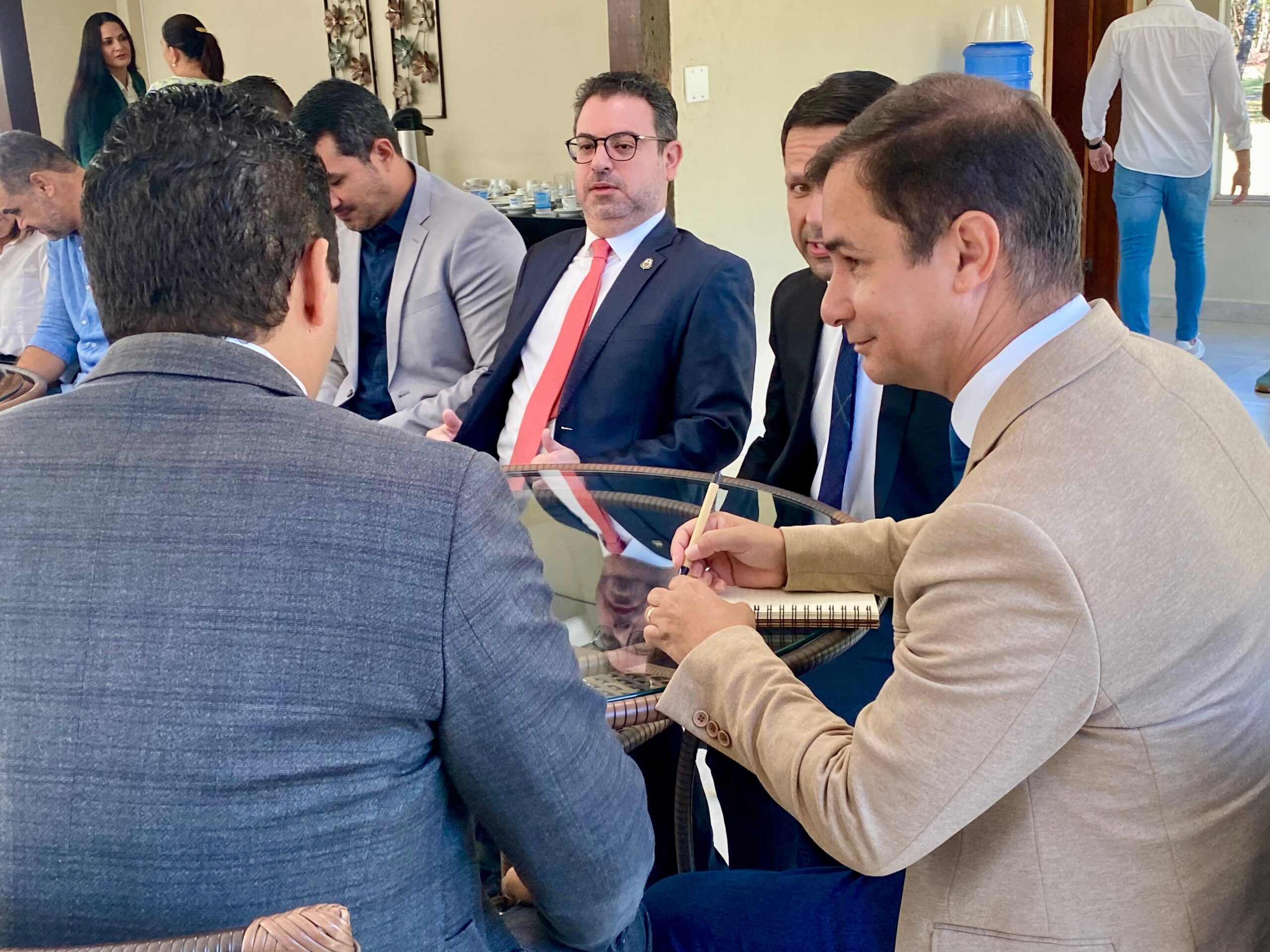 Prefeito em exercício de Palmas faz reunião com secretários após prisão de Eduardo Siqueira Campos