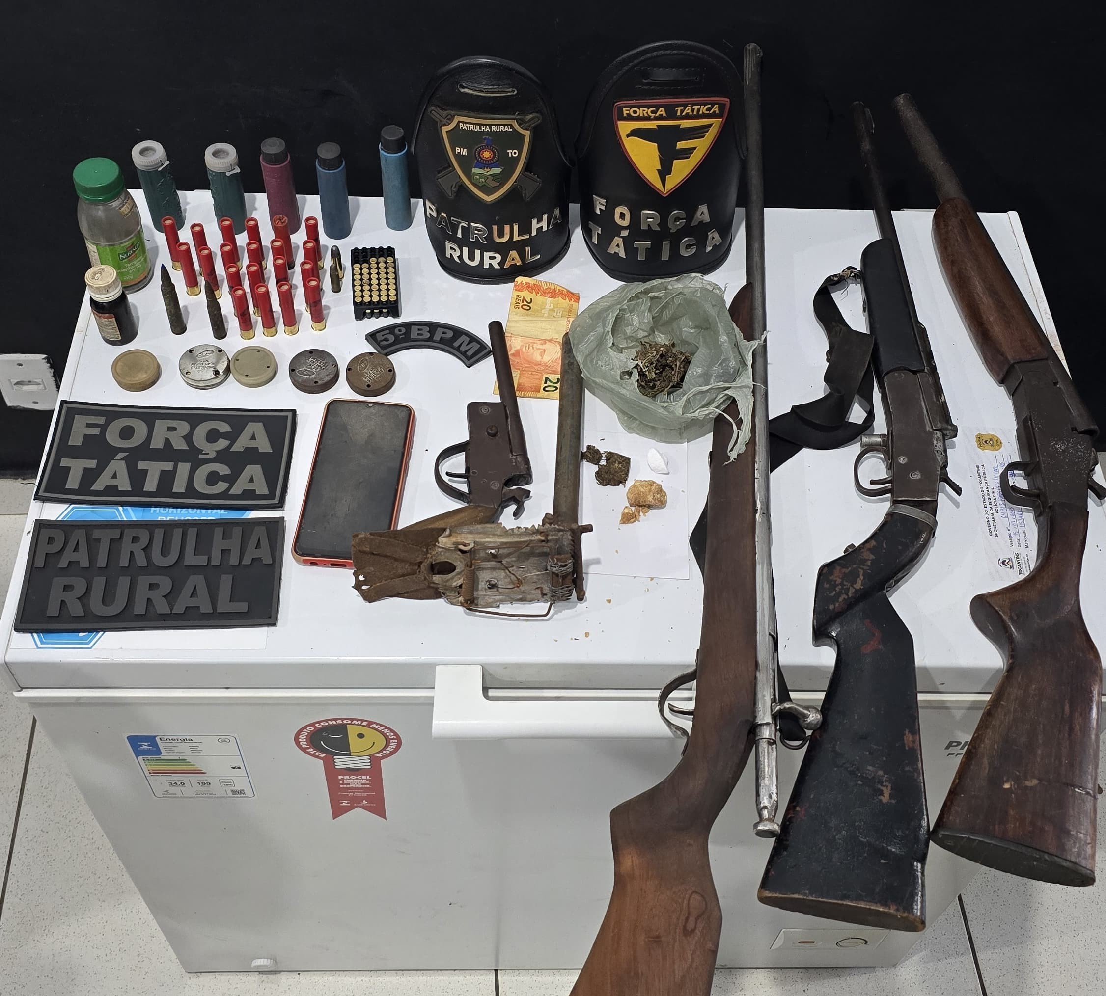 Homem de 54 anos é preso após polícia encontrar espingardas, munições e drogas em casa na zona rural