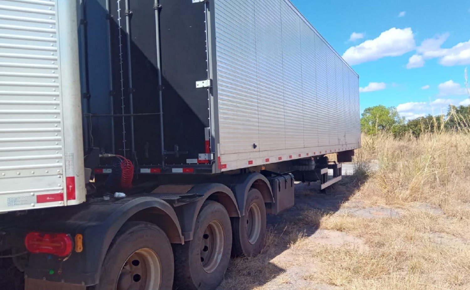 Criminosos atiram em caminhão e fazem motorista de refém na BR-153, diz PM