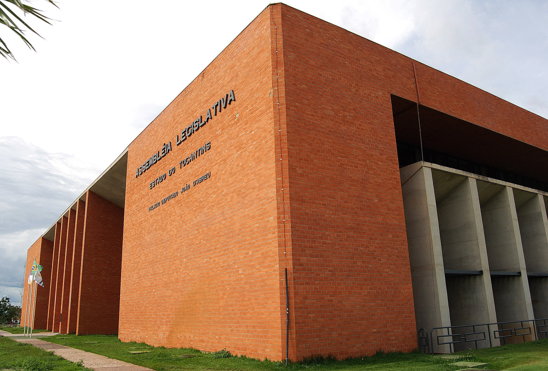 Veja o que se sabe sobre a servidora condenada a devolver R$ 1,4 milhão que recebeu em salários enquanto vivia na Europa