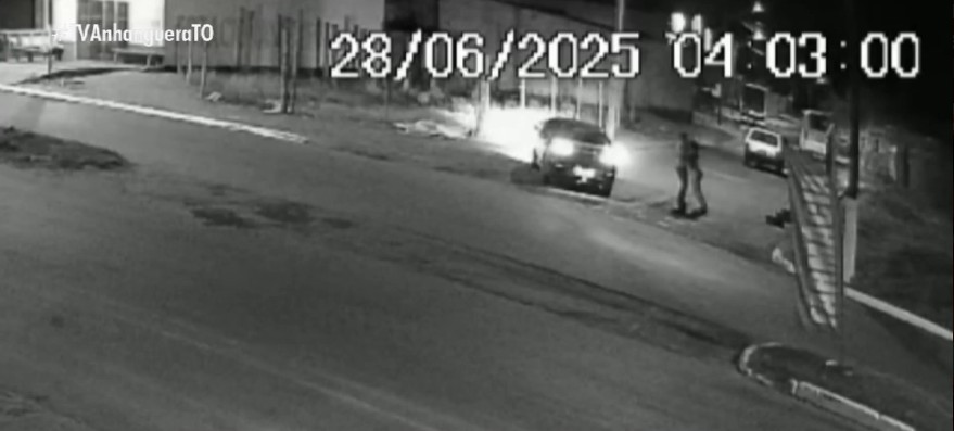 Câmeras de segurança registram homem agredindo namorada com chutes e puxões de cabelo