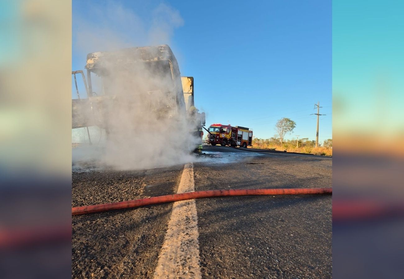 Chamas atingem carreta e BR-153 é interditada
