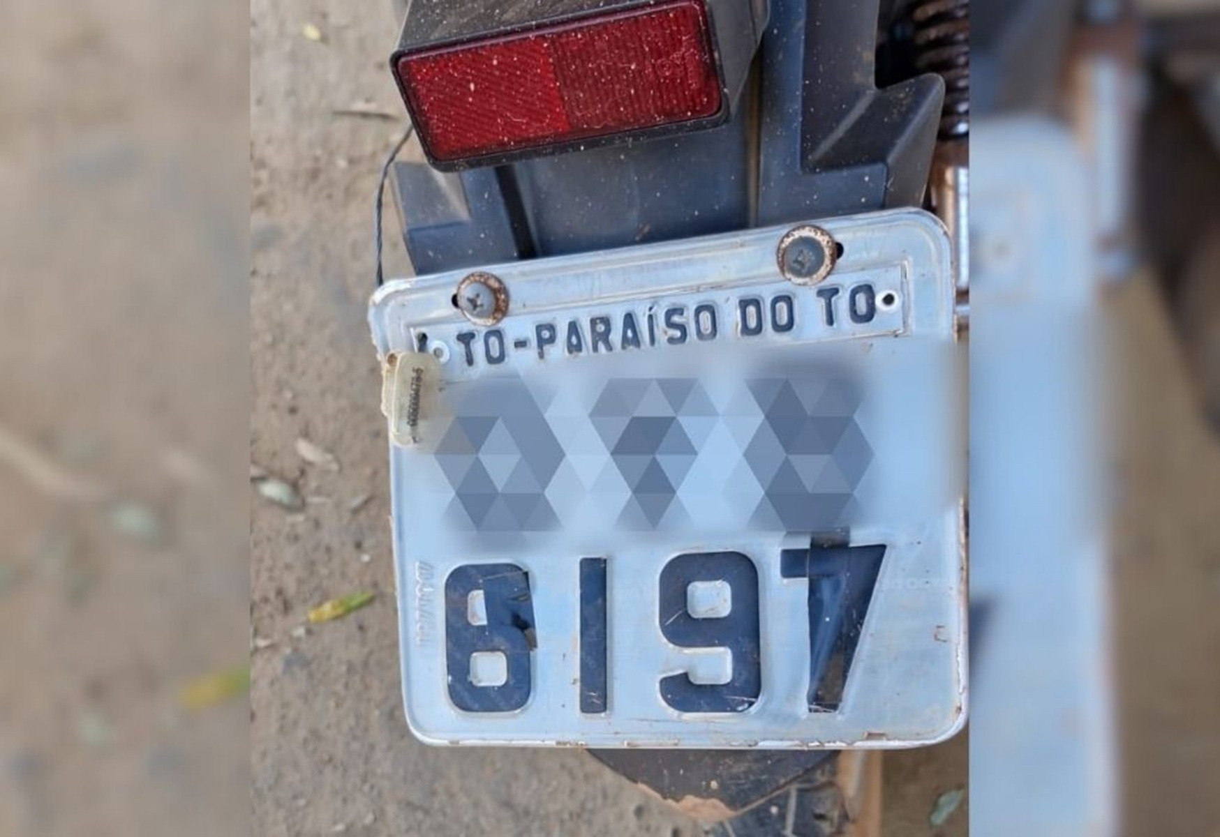 Moto é apreendida após fiscalização flagrar números da placa adulterados com fita isolante