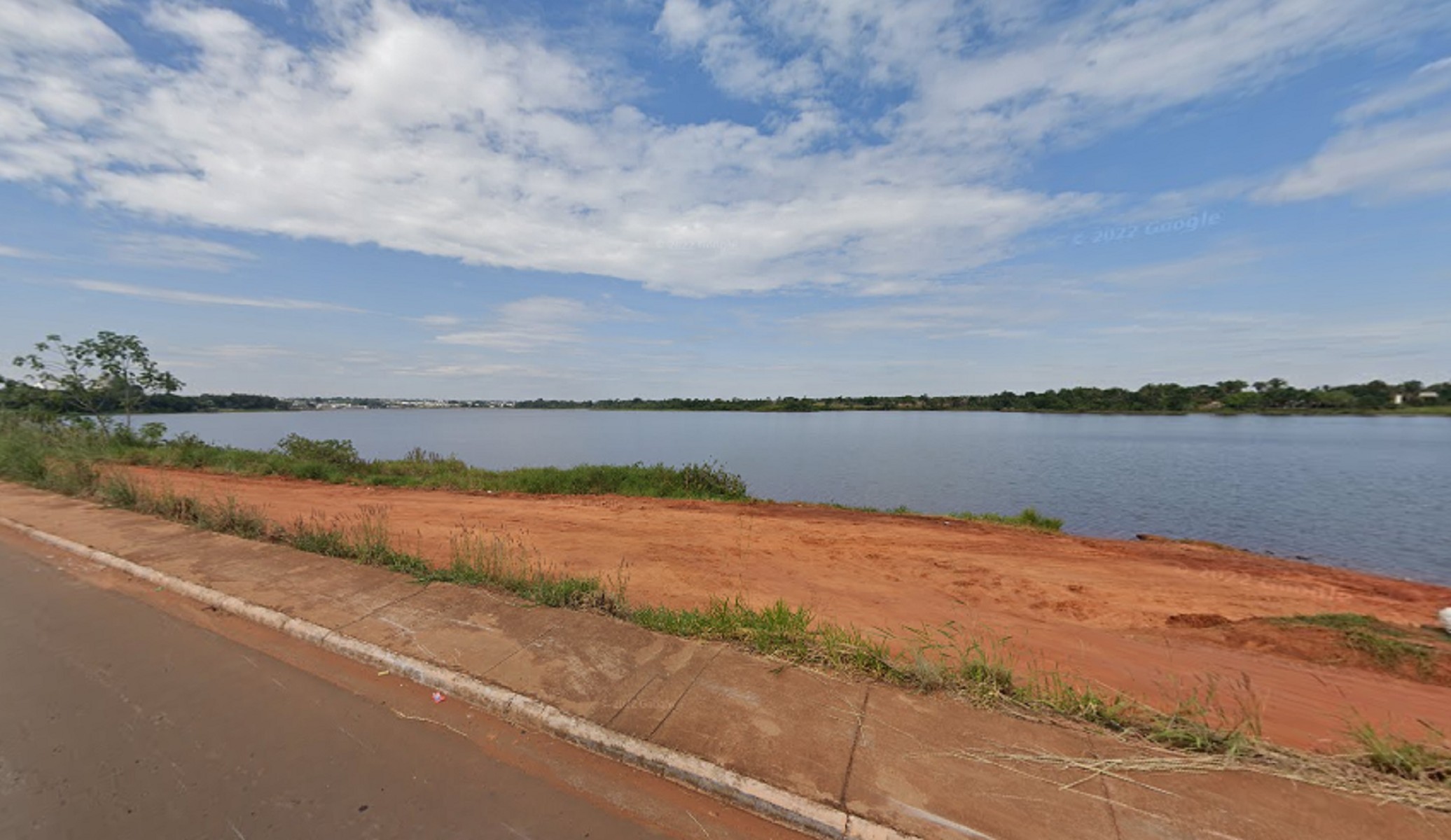 Homem é encontrado caído às margens de rio com ferimentos de bala no rosto, diz PM