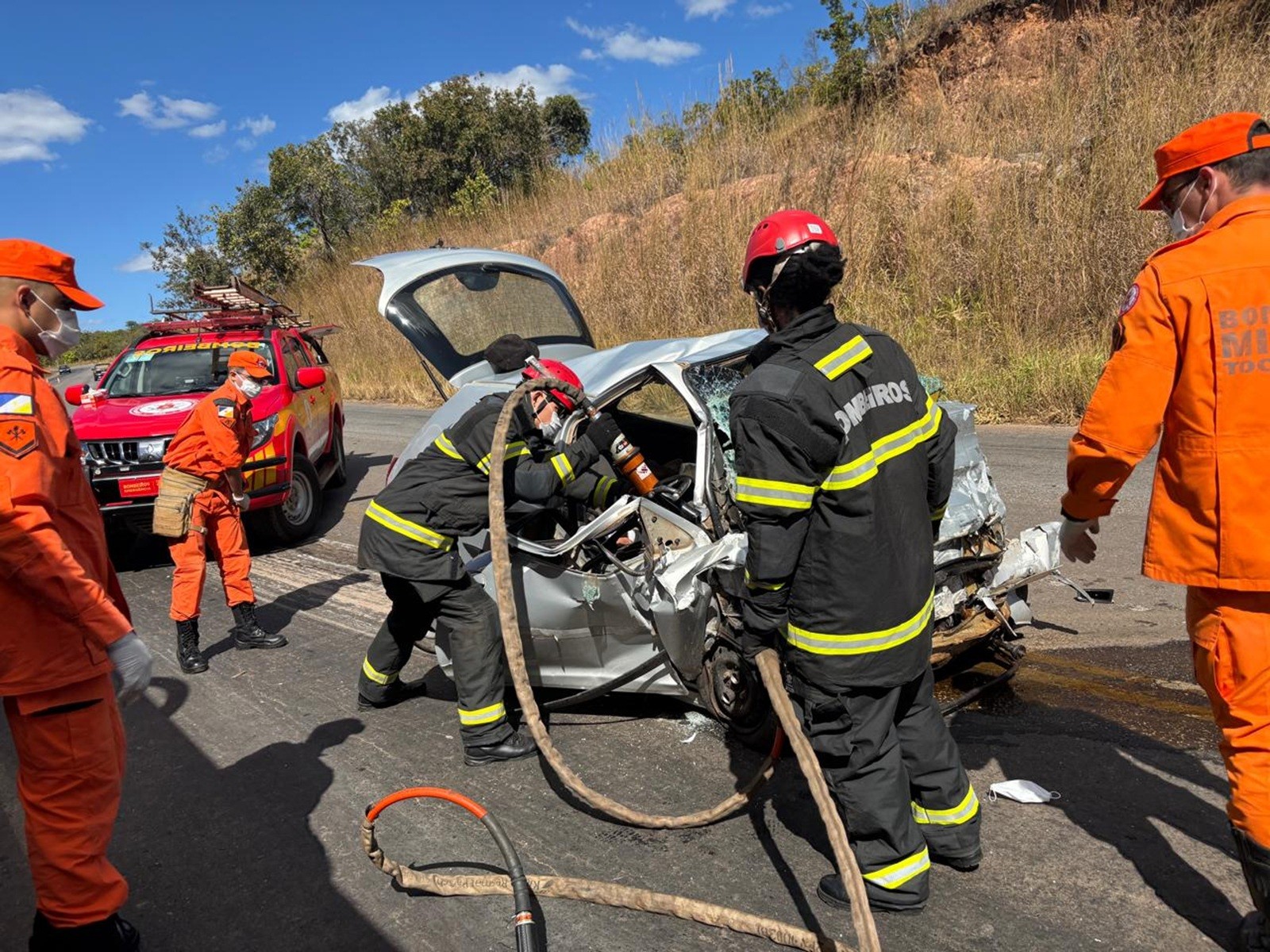 Acidente entre carro e carreta mata cinco pessoas na TO-040, próximo a Dianópolis
